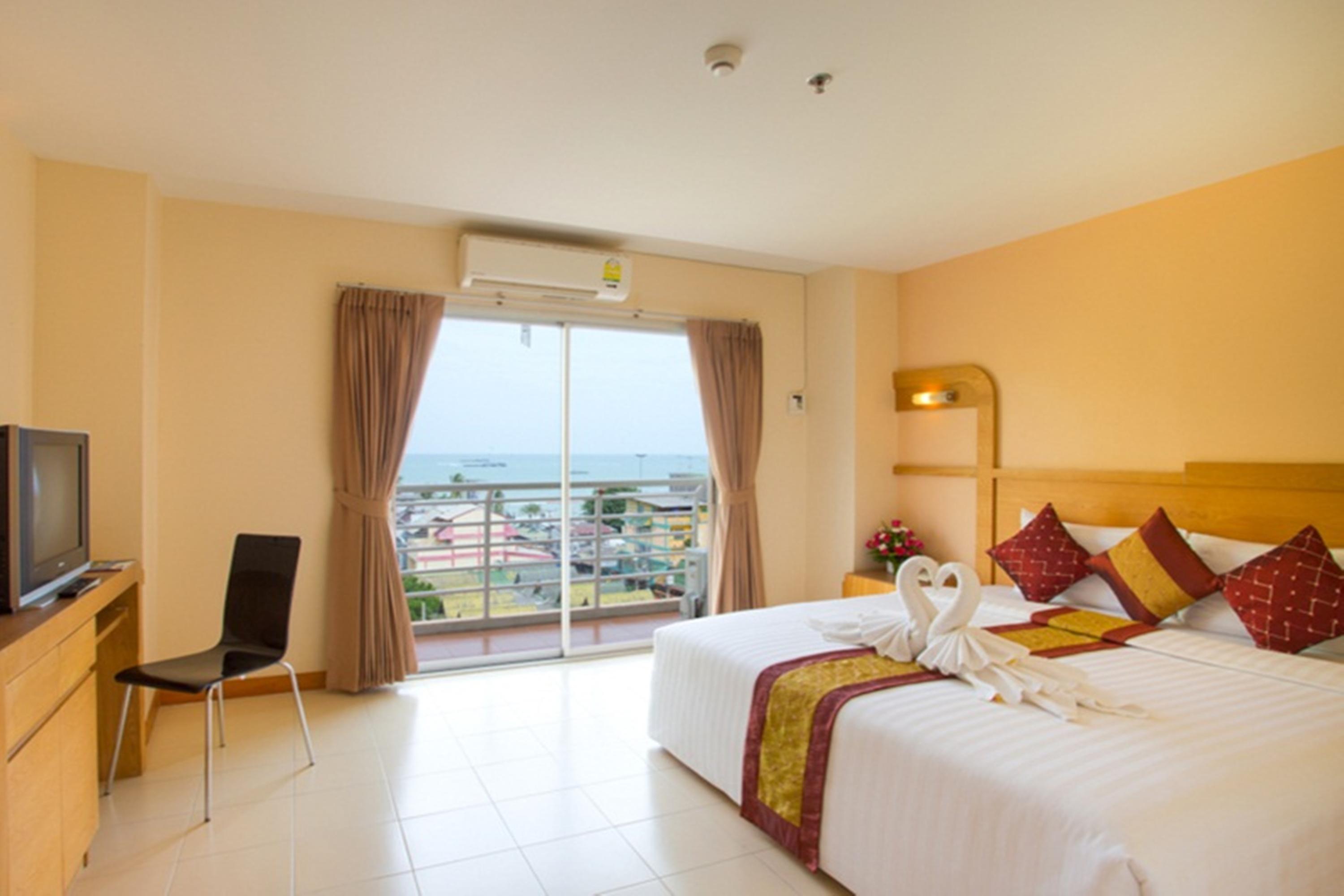 Eastiny Plaza Hotel Патая Екстериор снимка