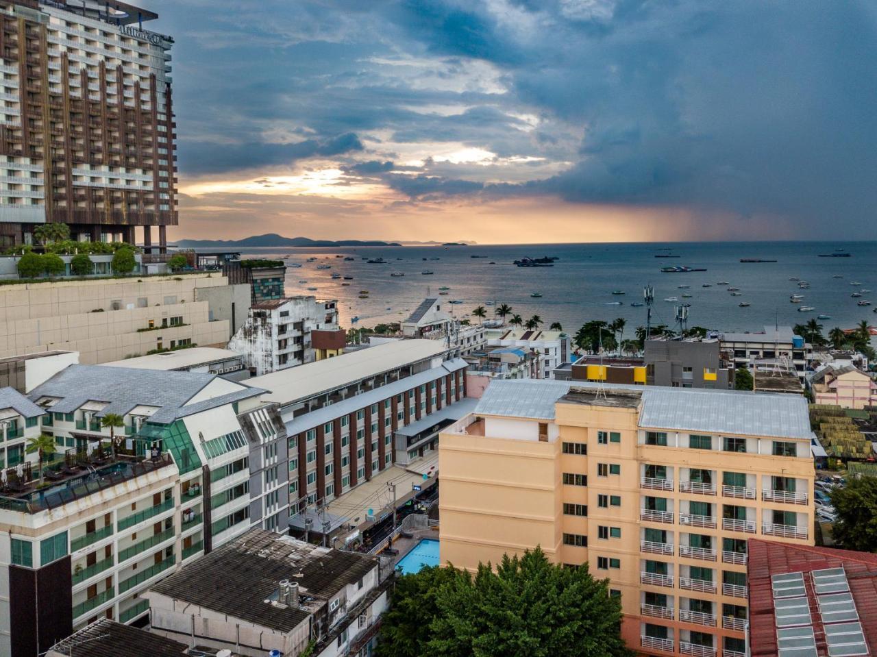 Eastiny Plaza Hotel Патая Екстериор снимка